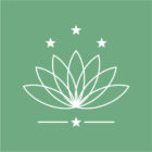 Ein weißes Lotus-Symbol mit fünf Sternen auf grünem Hintergrund.