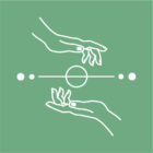 Zwei Hände, oben und unten, verbunden durch eine Linie mit Kreis in der Mitte auf grünem Hintergrund. Symbole für Ausgleich.
